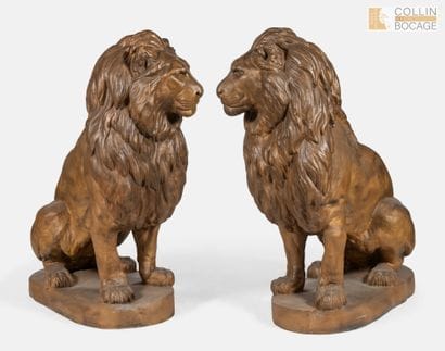 Importante paire de lions assis.
Fonte. 
Modèle...