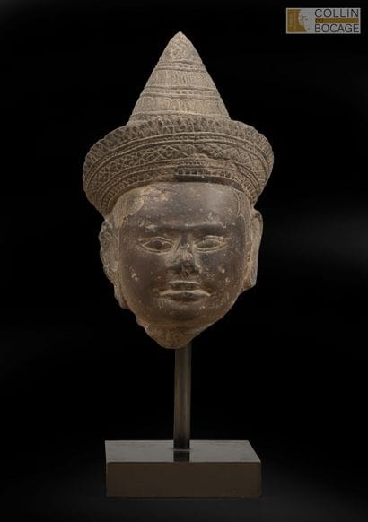 CAMBODGE, art post khmer. Tête de divinité...