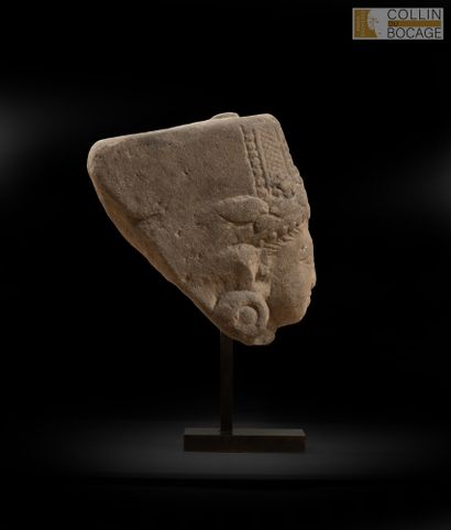 INDE, XI- XIIème siècle.
Tête de Surya sculptée...