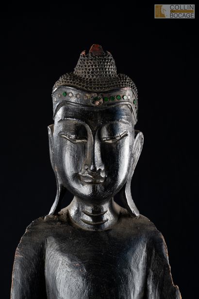 LAOS moderne.
Bouddha debout portant une...