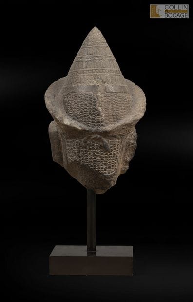 CAMBODGE, art post khmer. Tête de divinité...