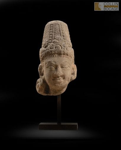 INDE, XI- XIIème siècle.
Tête de Surya sculptée...