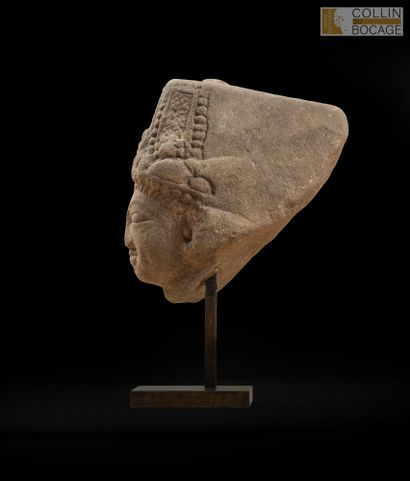 INDE, XI- XIIème siècle.
Tête de Surya sculptée...