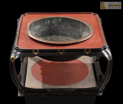 JAPON, XIX-XXème siècle. Hibachi à décor...