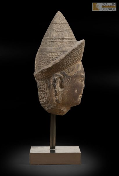 CAMBODGE, art post khmer. Tête de divinité...