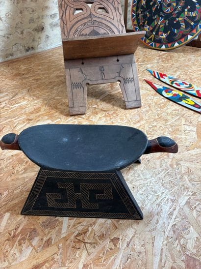 Inscription
Wooden headrest. French Guia...