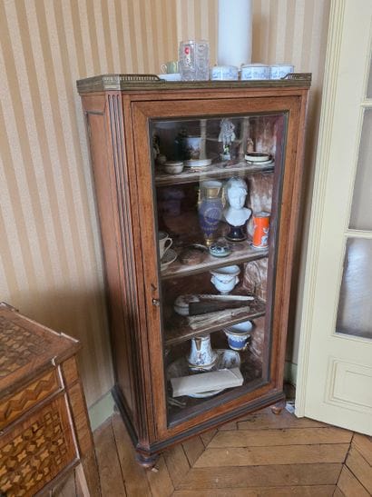 Vitrine en placage d'acajou, pieds toupies....