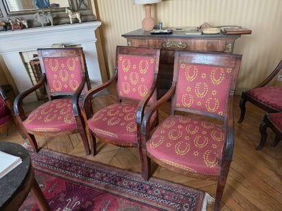 Trois fauteuils en acajou, décor à palmette...