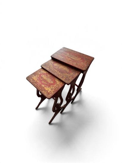 Trois tables gigognes en bois laqué rouge,...