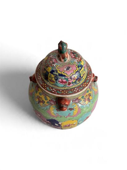 CHINA, late 19th – early 20th century
Vase...