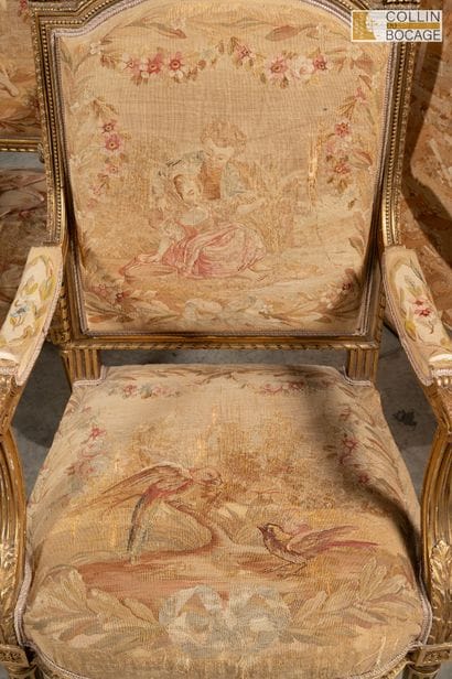 Mobilier de salon en bois doré tapisserie...