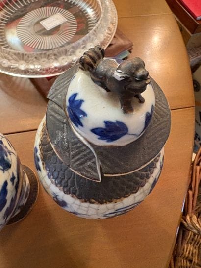 (CHINA) Pair of lidded bowls decorated with...