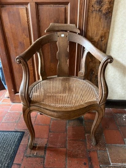 Paire de fauteuils de barbier en bois naturel...