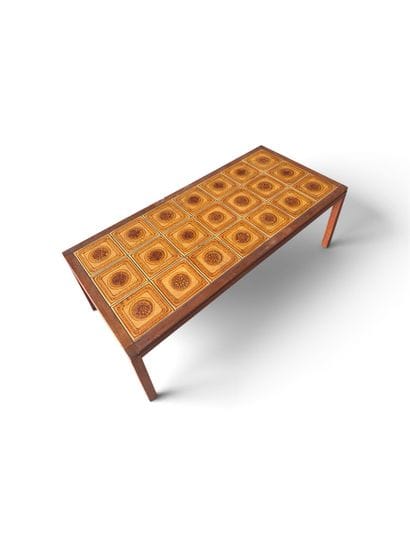 Table basse à plateau composé de carreaux...