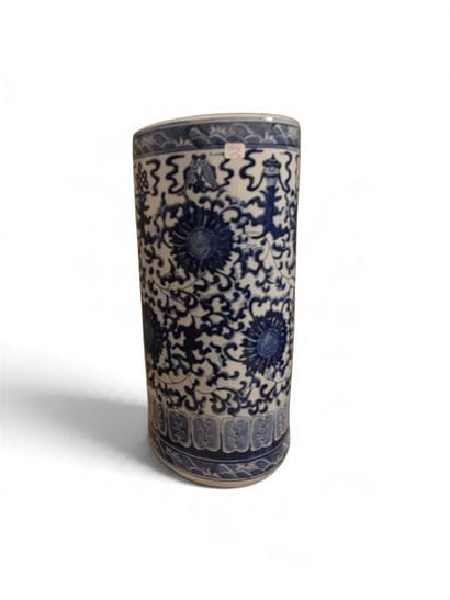(China) Cylindrical vase with floral decoration,...