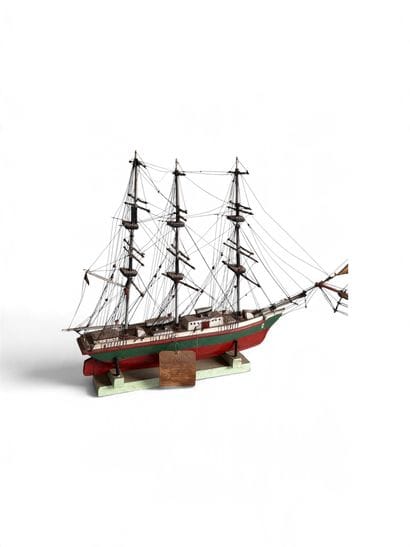 Two model boats. Circa 1940
70x10x70 cm and...
