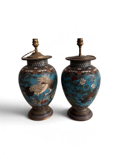 Paire de lampes balustres en émaux cloisonnés,...