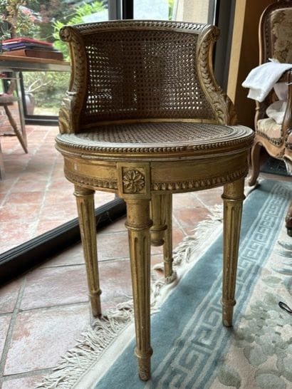 Petite chaise de coiffeuse en bois doré ,...