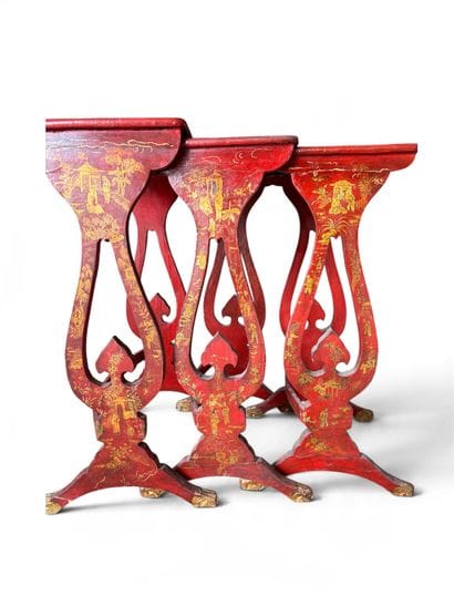 Trois tables gigognes en bois laqué rouge,...