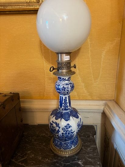 Paire de lampes à pétrole
Faïence 
Hauteur...