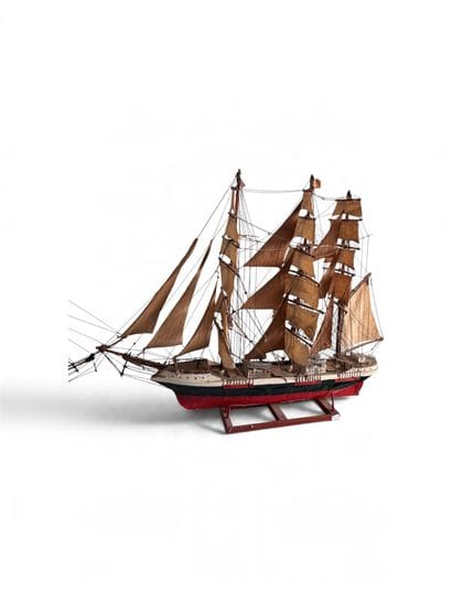 Two model boats. Circa 1940
70x10x70 cm and...