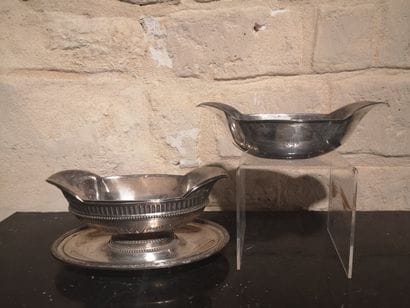 ODIOT
Gravy boat and tray decorated with...