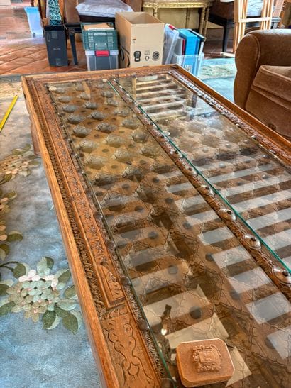 Table basse, montée d'une porte en bois sculpté...