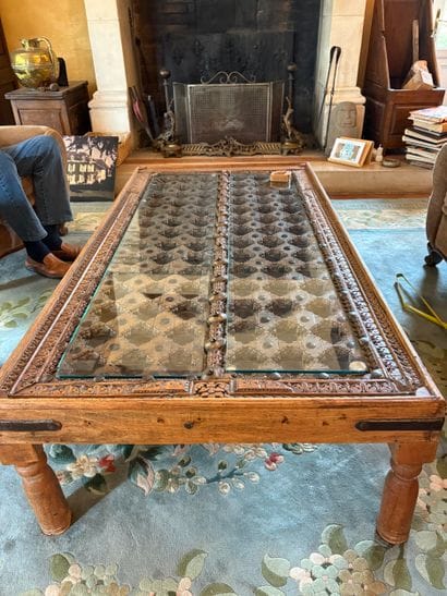 Table basse, montée d'une porte en bois sculpté...