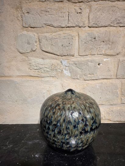 Vase boule soliflore. Décor de coulure bleu...