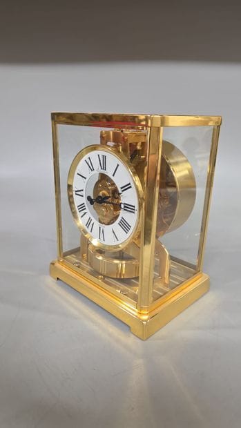 Atmos Clock
Broken glass