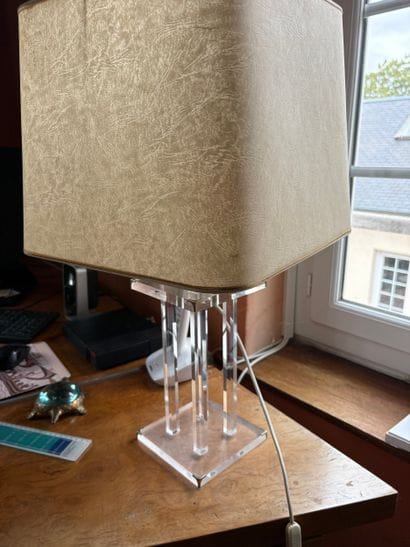 Plexiglass column lamp