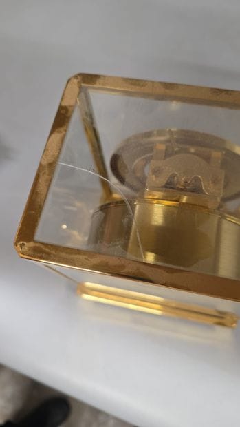 Atmos Clock
Broken glass