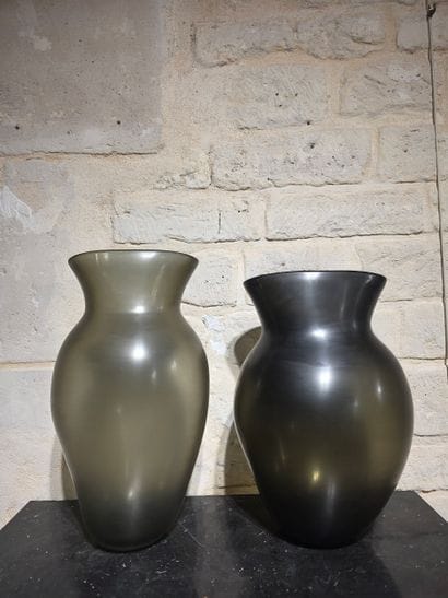 Deux vases en verre bouteille