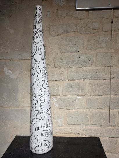Très haut vase à décor de simili-calligraphie
Céramique...