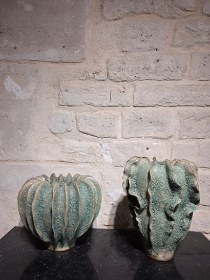 Deux vases à ailettes 
Céramique émailée...