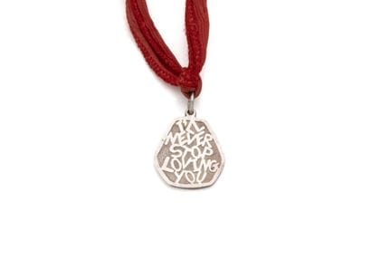 Collier retenant en pendentif une médaille...