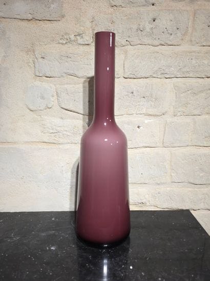 Lot comprenant 
- Grande coupe en verre émaillé...