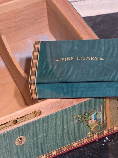 ELIE BLEU PARIS CIGARE . 
Boîte à cigares...