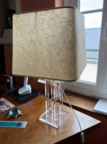 Plexiglass column lamp