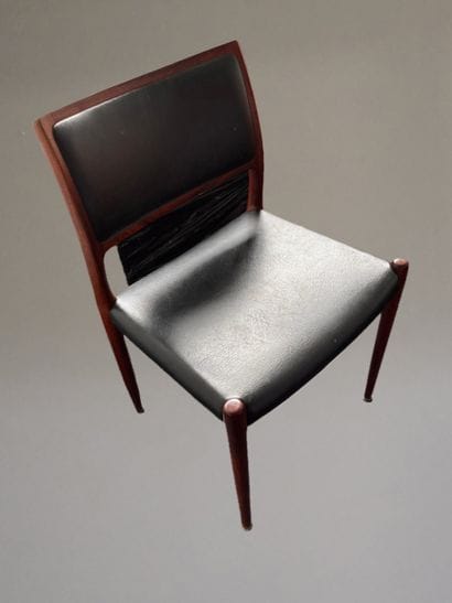 Suite de six chaises 
Bois et skaï noir
Travail...