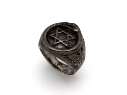 Bague chevalière en acier chirurgical légèrement...