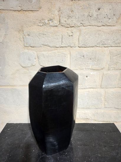 Important vase en verre noir dans le style...
