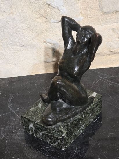 Georges COSTE
Femme les bras derrière la...