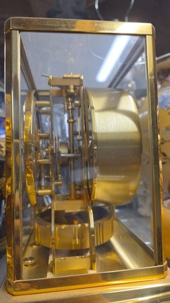Atmos Clock
Broken glass