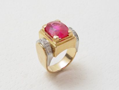 Bague chevalière en or et platine, ornée...