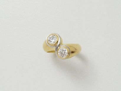 Bague toi et moi en or et platine, ornée...