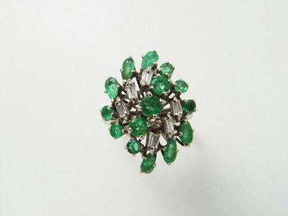 Bague marquise en or gris, ornée de diamants...