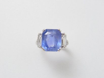 Bague en or gris, ornée d'un saphir rectangulaire...