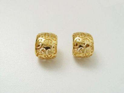 POIRAY
Paire de boucles d'oreilles galbées...