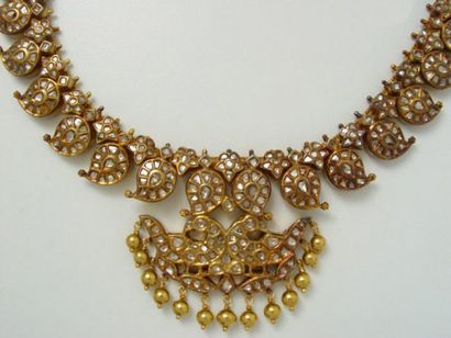 Collier en or, composé de motifs coulissants...